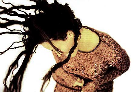 Alanis Morissette - hair.jpg (28425 bytes)